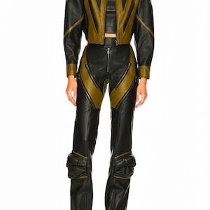 Conjunto de traje de motociclista de cuero auténtico: chaqueta y pantalón de moto en negro y dorado. Traje de carreras hecho a medida.