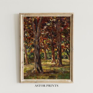Könnte beinhalten: Ölgemälde einer Waldszene in einem goldenen Rahmen. Das Kunstwerk zeigt Bäume mit braunen Stämmen und leuchtend roten, orangefarbenen und gelben Blättern. Der Text "ASTOR PRINTS" ist unten im Rahmen aufgedruckt.