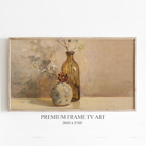Könnte beinhalten: Gerahmtes Stillleben-Gemälde mit zwei Vasen mit Trockenblumen. Eine Vase ist eine hohe, bernsteinfarbene Flasche, die andere eine kleinere, gesprenkelte Vase. Der Hintergrund ist eine weiche, neutrale Farbe. Der Text "PREMIUM FRAME TV ART" steht unten.