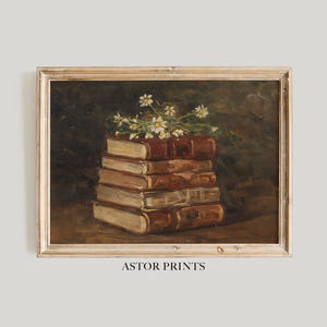 Könnte beinhalten: Gerahmtes Gemälde im Vintage-Stil mit einem Stapel alter Bücher mit weißen Gänseblümchen. Die Bücher haben braune und beige Einbände. Das Gemälde hat einen dunklen Hintergrund und den Text "ASTOR PRINTS" unten.