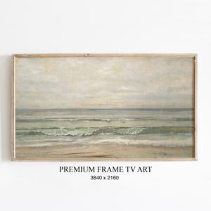 Könnte beinhalten: Gerahmtes Landschaftsgemälde einer Strandszene. Das Kunstwerk zeigt einen ruhigen Ozean mit sanften Wellen, einem sandigen Ufer und einem bewölkten Himmel. Das Gemälde ist in gedämpften Tönen von Grün, Blau und Beige gehalten, mit dem Text "PREMIUM FRAME TV ART" darunter.