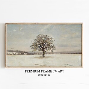 Könnte beinhalten: Gerahmtes Landschaftsgemälde, das einen einzelnen Baum in einem schneebedeckten Feld unter einem bewölkten Himmel zeigt. Das Kunstwerk, in gedämpften Farben, trägt die Bezeichnung "PREMIUM FRAME TV ART" mit einer Auflösung von 3840 x 2160.