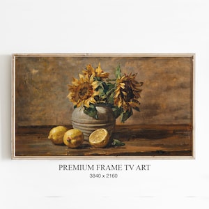 Könnte beinhalten: Gerahmtes Stillleben-Gemälde mit Sonnenblumen in einer grauen Vase und Zitronen auf einer Holzoberfläche. Das Gemälde hat eine warme Farbpalette mit Braun-, Gelb- und Grüntönen. Der Text unten lautet "PREMIUM FRAME TV ART" und "3840 x 2160".