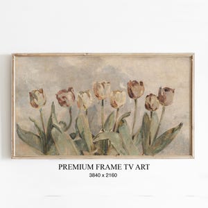 Könnte beinhalten: Gerahmter Kunstdruck mit einem Aquarellgemälde von Tulpen in Creme-, Braun- und Grüntönen. Das Kunstwerk hat eine Vintage-Ästhetik mit einer weichen, gedämpften Farbpalette. Der Text "PREMIUM FRAME TV ART" und die Abmessungen stehen unten.