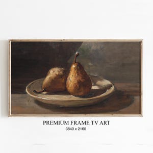 Könnte beinhalten: Gerahmter digitaler Kunstdruck mit einem Stillleben von zwei Birnen auf einem Teller. Die Birnen sind braun mit strukturierter Schale, der Teller hellbeige. Der Hintergrund ist dunkel und gedämpft. Der Text "PREMIUM FRAME TV ART" steht unten.