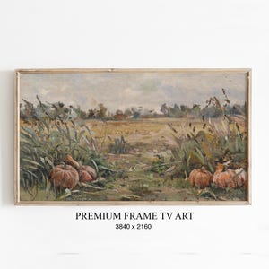Könnte beinhalten: Gerahmtes Landschaftsgemälde mit einem Feld mit Kürbissen im Vordergrund. Das Kunstwerk hat eine gedämpfte Farbpalette mit Grün-, Braun- und Orangetönen. Der Text "PREMIUM FRAME TV ART" befindet sich unten.