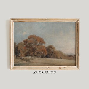 Könnte beinhalten: Gerahmtes Landschaftsgemälde mit einem Feld und Bäumen mit Herbstlaub. Das Kunstwerk hat eine Vintage-Ästhetik mit einer gedämpften Farbpalette aus Braun-, Grün- und Blautönen. Der Text "ASTOR PRINTS" ist unten aufgedruckt.