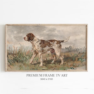 Könnte beinhalten: Gerahmter Kunstdruck eines Hundes in einem Feld. Der Hund, braun und weiß, geht nach links. Der Hintergrund zeigt ein Feld mit Gras und Bäumen unter einem bewölkten Himmel. Der Rahmen ist helles Holz. Text unten: "PREMIUM FRAME TV ART".