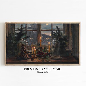 Könnte beinhalten: Gerahmter Kunstdruck einer Stillleben-Szene mit Blick auf ein Fenster mit brennenden Kerzen, Grün und Glasglocken. Der Text "PREMIUM FRAME TV ART" und die Abmessungen befinden sich unten.