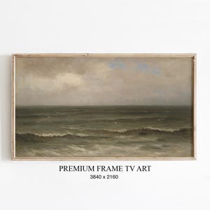Könnte beinhalten: Gerahmtes Landschaftsgemälde, das ein stürmisches Meer unter einem bewölkten Himmel zeigt. Das Kunstwerk weist Grautöne, Grün und Blau auf, mit sichtbaren Pinselstrichen. Der Text "PREMIUM FRAME TV ART" befindet sich unten.
