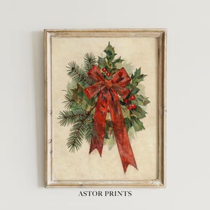 Könnte beinhalten: Gerahmter Vintage-Druck mit einem festlichen Weihnachtsmotiv. Ein großer roter Bogen ist der Mittelpunkt, umgeben von Stechpalmen, Beeren und Tannenzweigen. Der Druck befindet sich in einem goldfarbenen Rahmen, mit dem Text "ASTOR PRINTS" unten.