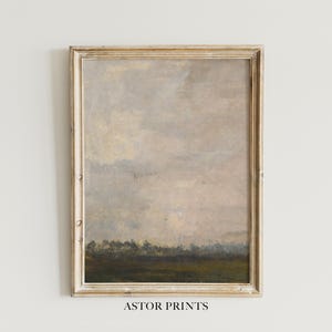 Könnte beinhalten: Landschaftsgemälde im antiken Stil in einem goldfarbenen Rahmen mit Gebrauchsspuren. Das Kunstwerk zeigt einen bewölkten Himmel über einem dunkelgrünen Feld und Bäumen. Der Text "ASTOR PRINTS" ist unten im Bild aufgedruckt.
