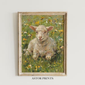 Könnte beinhalten: Gerahmtes Gemälde im Vintage-Stil, das ein Lamm zeigt, das in einem Feld mit Wildblumen ruht. Das Lamm hat weißes Fell und ist von grünem Gras und gelben und weißen Blumen umgeben. Der Rahmen ist goldfarben und der Text "ASTOR PRINTS" befindet sich unten.