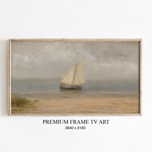 Könnte beinhalten: Gerahmtes Landschaftsgemälde eines Segelboots auf dem Wasser. Das Kunstwerk zeigt ein beiges Segelboot mit weißem Segel vor einem gedämpften Himmel und Meer. Der Text "PREMIUM FRAME TV ART" befindet sich unten.