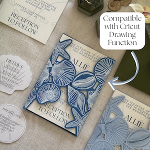 Pode incluir: Um conjunto de convites de casamento com uma capa de cartolina azul cortada a laser com padr&otilde;es intrincados de conchas e estrelas-do-mar. O conjunto inclui um convite principal, um cart&atilde;o de detalhes e um cart&atilde;o de c&oacute;digo de vestimenta.