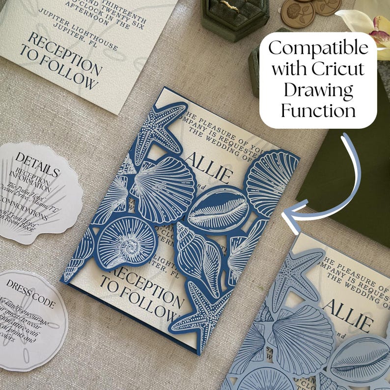 Pode incluir: Um conjunto de convites de casamento com uma capa de cartolina azul cortada a laser com padr&otilde;es intrincados de conchas e estrelas-do-mar. O conjunto inclui um convite principal, um cart&atilde;o de detalhes e um cart&atilde;o de c&oacute;digo de vestimenta.