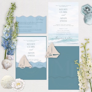 Puede incluir: Conjunto de invitaciones de boda con temática náutica, con un recorte de velero. La invitación, en tonos azules y blancos, incluye detalles para la boda de Kelsey Clark y Adam Smith, con flores y conchas decorativas.