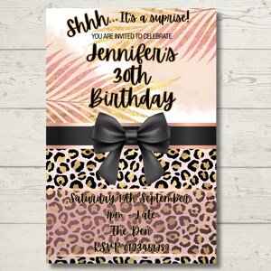 Puede incluir: Una invitación de cumpleaños con un lazo negro, estampado de leopardo y el texto "Jennifer's 30th Birthday". La invitación incluye la fecha, hora, lugar e información de RSVP. El fondo presenta un diseño rosa y dorado.