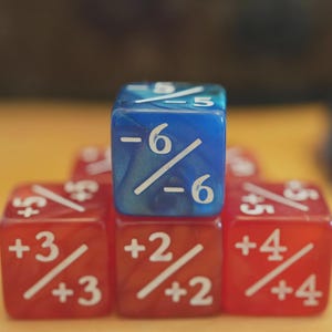 MTG用のプラス＆マイナスカウンターダイス！赤と青の大理石模様。マジックプレイヤーへのプレゼントに最適。16mm - 0.63インチ！