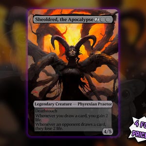 Könnte beinhalten: Sammelkarte mit Sheoldred, the Apocalypse, einem Phyrexian Praetor. Die Karte zeigt eine detaillierte Illustration einer gehörnten Figur mit feurigem Hintergrund. Text enthält "Berührung des Todes" und Kartenstatistiken. Ein Werbeaufkleber lautet "4 FÜR DEN PREIS VON 3!"