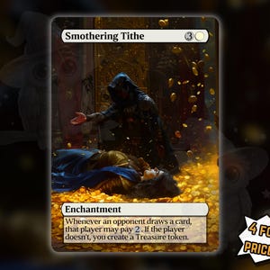Può includere: Carta fantasy "Smothering Tithe" con un costo di 3. L'illustrazione mostra una figura in abito e una persona su un letto di monete d'oro. Il testo della carta descrive un incantesimo che crea segnalini tesoro. L'immagine include un'offerta promozionale: "4 AL PREZZO DI 3!"