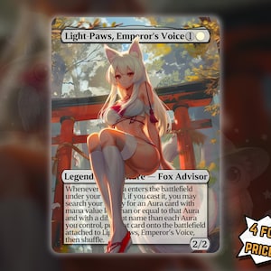 Può includere: Una carta di Magic: The Gathering con un personaggio femminile anime con orecchie da volpe, intitolata "Light-Paws, Emperor's Voice". La carta ha un bordo bianco, con testo e una forza/resistenza di 2/2. Un fumetto promozionale recita "4 AL PREZZO DI 3!"