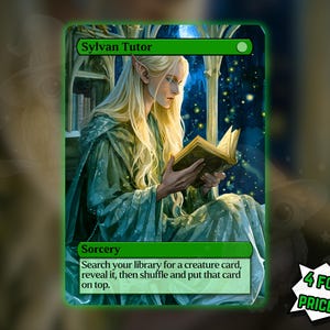Pode incluir: Uma carta colecionável Sylvan Tutor com a ilustração de um elfo de cabelos longos lendo um livro em um ambiente de floresta. A carta inclui o texto Sylvan Tutor, Sorcery e o texto de regras: Search your library for a creature card, reveal it, then shuffle and put that card on top.