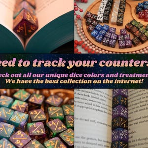 K&ouml;nnte beinhalten: Eine Sammlung farbiger W&uuml;rfel in verschiedenen Anordnungen. Das Bild zeigt W&uuml;rfel in Lila, Gr&uuml;n, Blau und Schwarz, einige mit goldenen Zahlen. Der Text im Bild lautet: "Need to track your counters? Check out all our unique dice colors and treatments!"