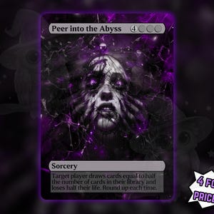 Puede incluir: Una carta coleccionable de fantasía, titulada "Peer into the Abyss". La carta muestra una imagen detallada de un rostro dentro de energía púrpura arremolinada. También incluye el texto "Sorcery" e instrucciones del juego. La oferta es "4 por el precio de 3!"