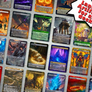 K&ouml;nnte beinhalten: Eine Sammlung von Magic: The Gathering Sammelkarten mit verschiedenen Kunstwerken und Kartentypen. Die Karten zeigen lebendige Farben und Fantasy-Illustrationen, darunter Landschaften, Kreaturen und Artefakte. Text auf einer Sprechblase lautet "Lands & Artifacts for any deck!"