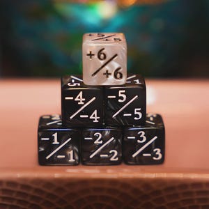 Plus- en mintellerdobbelstenen voor MTG! Grijs en wit marmer kleurenthema. Geweldig cadeau voor goochelaars. 16 mm - 0,63 inch!