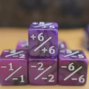 Plus- en mintellerdobbelstenen voor MTG! Paars en roze marmeren kleurenthema. Geweldig cadeau voor goochelaars. 16 mm - 0,63 inch!