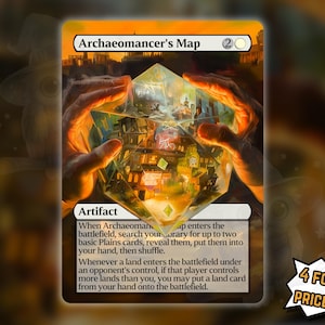 以下が含まれることがあります： 「Archaeomancer's Map」と書かれたファンタジーカード。輝く多面的なオブジェクトが手で持たれている詳細なイラスト。カードにはテキストとプロモーションメッセージ「4 FOR THE PRICE OF 3！」が記載されています。