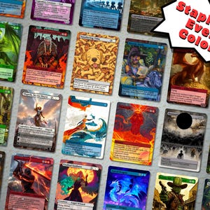 K&ouml;nnte beinhalten: Eine Sammlung von Magic: The Gathering Sammelkarten, die verschiedene Fantasy-Kunstwerke und Kartennamen zeigen. Die Karten zeigen eine Reihe von Farben und Illustrationen, mit dem Text "Staples of Every Color!" in einer Sprechblase.