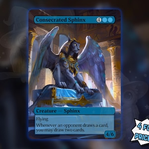 Puede incluir: Una carta azul que presenta una esfinge con grandes alas y detalles dorados. La carta se titula "Consecrated Sphinx" y "Criatura - Esfinge". El texto incluye "Volando" y "Siempre que un oponente robe una carta, puedes robar dos cartas."
