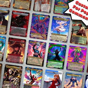 K&ouml;nnte beinhalten: Eine Sammlung von Custom-Art-Karten f&uuml;r beliebte Commander. Die Karten zeigen verschiedene Fantasy- und Anime-inspirierte Illustrationen mit leuchtenden Farben und detaillierten Designs. Der Text "Custom Art For Popular Commanders" wird in einer rot-wei&szlig;en Sprechblase angezeigt.