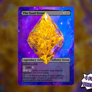 Könnte beinhalten: Eine Sammelkarte mit "The Soul Stone" und einem großen, funkelnden gelben Edelstein in der Mitte. Die Karte hat einen lila-blauen Galaxiehintergrund und Text, der ihre Fähigkeiten beschreibt. Der Satz "4 FOR THE PRICE OF 3!" steht in einer Sprechblase.