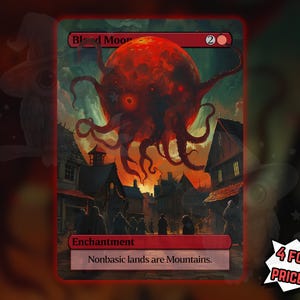 Może przedstawiać: Karta fantasy przedstawiająca dużą, czerwoną, mackowatą kulę z napisem "Blood Moon" nad miastem. Karta głosi "Enchantment" i "Nonbasic lands are Mountains." Promocyjny dymek mówi "4 FOR THE PRICE OF 3!"