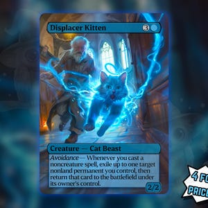 Könnte beinhalten: Eine Magic: The Gathering-Karte mit einem blauen Displacer Kitten mit einem Zauberer und blauen Energieeffekten. Der Kartentext enthält "Kreatur - Katzenbestie" und "Vermeidung"-Regeln. Die Karte hat 2/2 Stärke/Zähigkeit und kostet 3 Mana. Das Bild enthält auch den Text "4 FÜR DEN PREIS VON 3!"