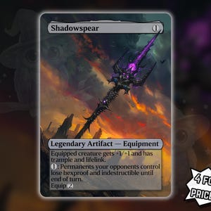 Puede incluir: Carta de fantasía con una ilustración detallada de una Shadowspear negra y morada. La carta está etiquetada como "Legendary Artifact - Equipment" e incluye texto del juego. El fondo muestra un paisaje oscuro y ardiente. Con la promoción "4 por el precio de 3!"