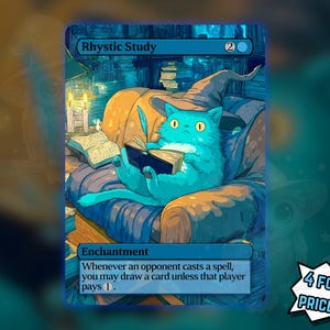 Può includere: Una carta d'arte fantasy intitolata "Rhystic Study" con un gatto turchese con un cappello da mago, che legge un libro mentre è seduto su una sedia morbida. La carta ha un bordo blu e include il testo "Enchantment". Il testo "4 FOR THE PRICE OF 3!" è incluso.