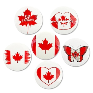 Peut inclure: Un ensemble de six badges ronds sur le thème du Canada. Les motifs incluent une feuille d'érable rouge avec le texte OH CANADA, des lèvres rouges avec une feuille d'érable, le drapeau canadien, un drapeau effet coup de pinceau, un papillon et un cœur.