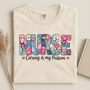 Peut inclure: Un t-shirt couleur crème avec le mot NURSE écrit en grandes lettres style patchwork remplies d'icônes médicales comme des stéthoscopes, des seringues et des cœurs. En dessous, le texte Caring is my Passion est écrit en cursive noire.