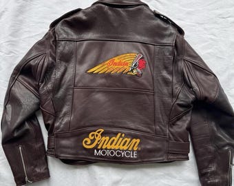Jaqueta de couro marrom estilo motociclista da Indian Motorcycle, modelo retrô, em couro bovino com efeito desgastado.