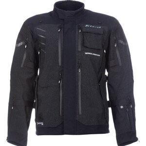 Könnte beinhalten: Schwarze Motorradjacke mit mehreren Taschen und Reißverschlüssen. Die Jacke hat einen hohen Kragen und der Text "Klim" ist auf der Brust sichtbar. Die Jacke besteht aus einem strukturierten Material und trägt den Text "GORE-TEX PRO".