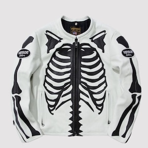 Könnte beinhalten: Weiße Lederjacke mit schwarzem Skelett-Design. Die Jacke hat einen durchgehenden Reißverschluss, zwei Vordertaschen und das Logo "Vanson Leathers". Ein einzigartiges und auffälliges Oberbekleidungsstück.