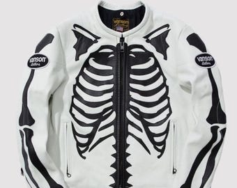 Jaqueta de couro Vanson Leathers com estampa de esqueleto, jaqueta de motociclista branca e preta com caveira, estilo streetwear para motociclistas.