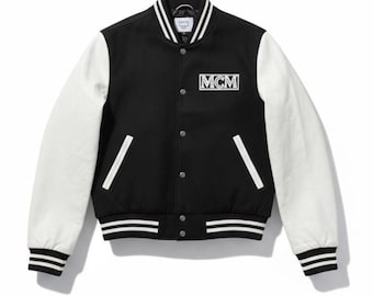Jaqueta bomber universitária preta e branca | Jaqueta Letterman com logo da MCM