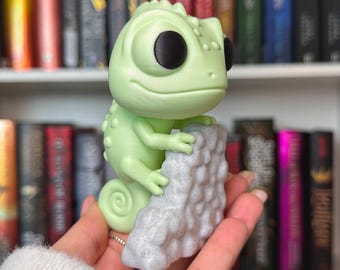 Cute Chameleon Bookshelf Decor, 3D Printed Chameleon Figurine, Green Lizard Shelf Sitter, Book Lover Gift, Reading Nook Decor