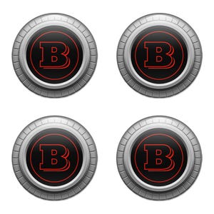 Peut inclure: Quatre emblèmes circulaires avec un anneau extérieur argenté et un centre noir. Chaque centre présente un contour rouge de la lettre "B". Les emblèmes ont un aspect métallique et réfléchissant, suggérant un accessoire de voiture.